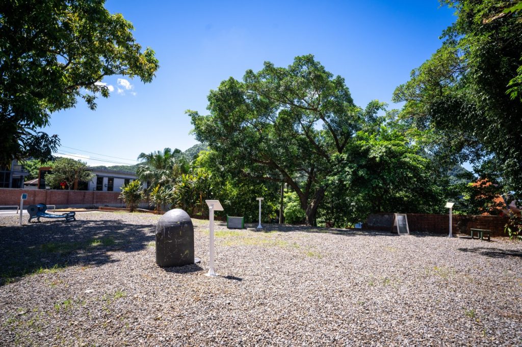 鄭琬蒨〈聆聽的身態〉